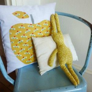 coussin-omme-moutarde-aux-oiseaux