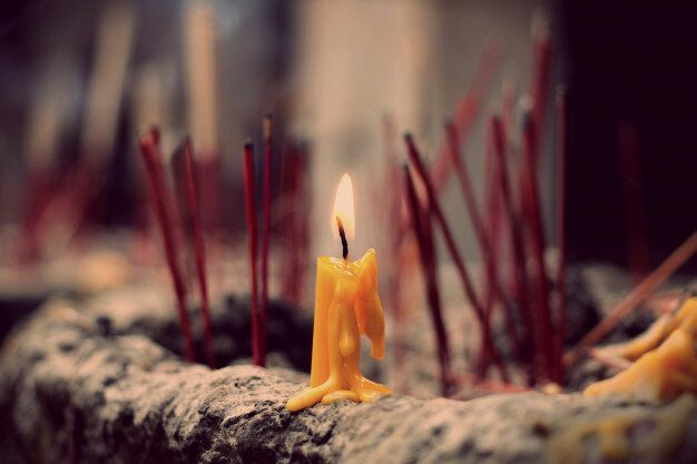 bougie-allumee-pot-baton-encens-focus-selectionne-bougie_40066-20