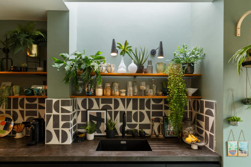 kitchen-open-shelves-skylight-green-walls-black-white-tiles-nordroom - Copie