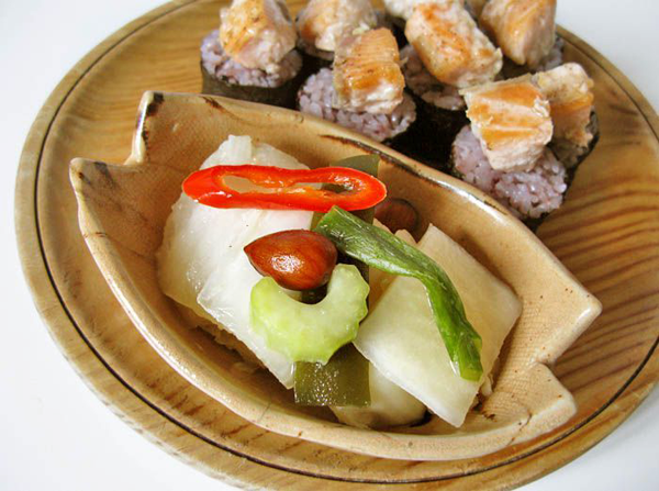 Maki saumon grillé accompagnés de kimchi