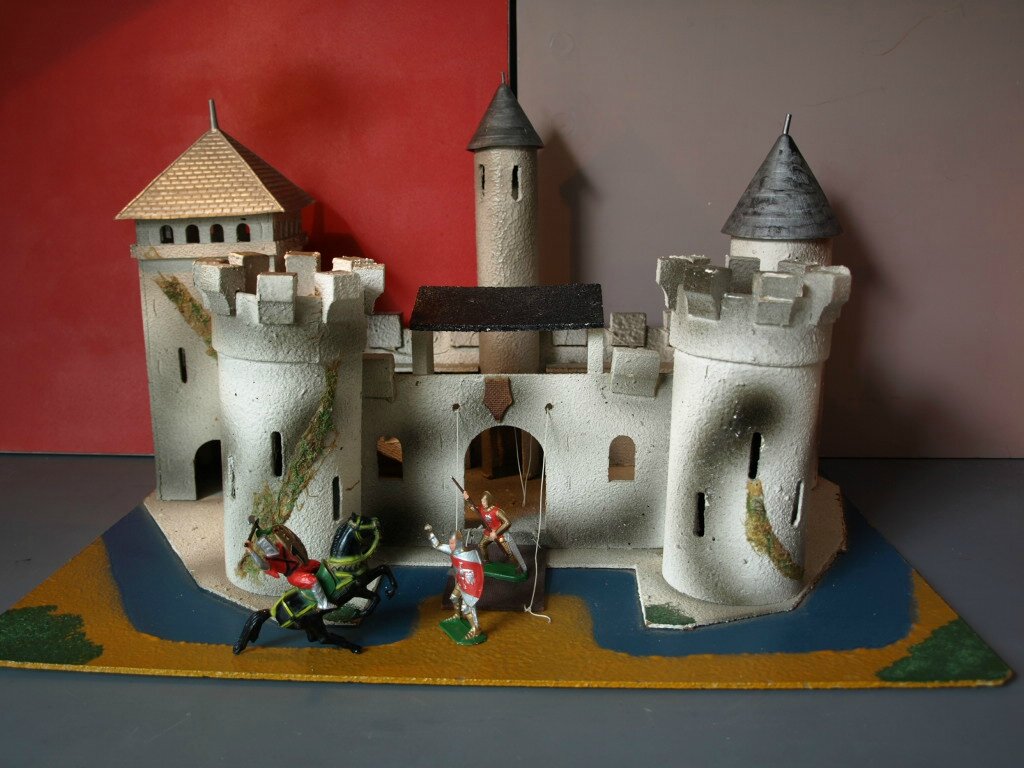 Un château fort comme si on y était Et un très beau jouet pour enfant  probablement de la marque Starlux ! - Loulou et Gaga