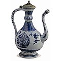 Aiguière en porcelaine. chine, époque kangxi (1662-1722). 