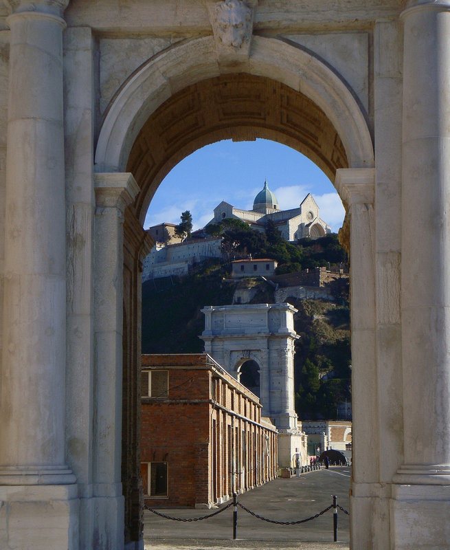 Veduta del Duomo e dell'Arco di Traiano attraverso l'Arco Clementino (auteur:author bygdb 8 janvier 2012)