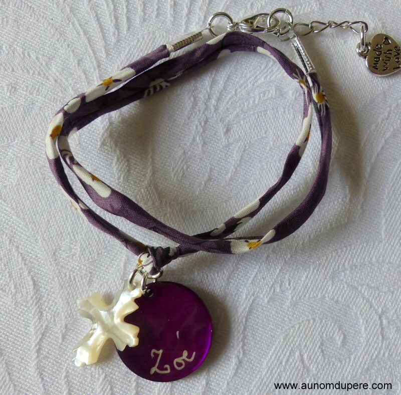Bracelet double tour sur cordon Mitsi violet, Croix en nacre de Jérusalem 20 mm et médaille en nacre gravée