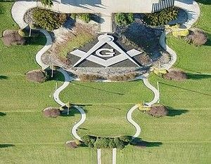 300px-Square_and_Compasses_at_Masonic_Memorial_2