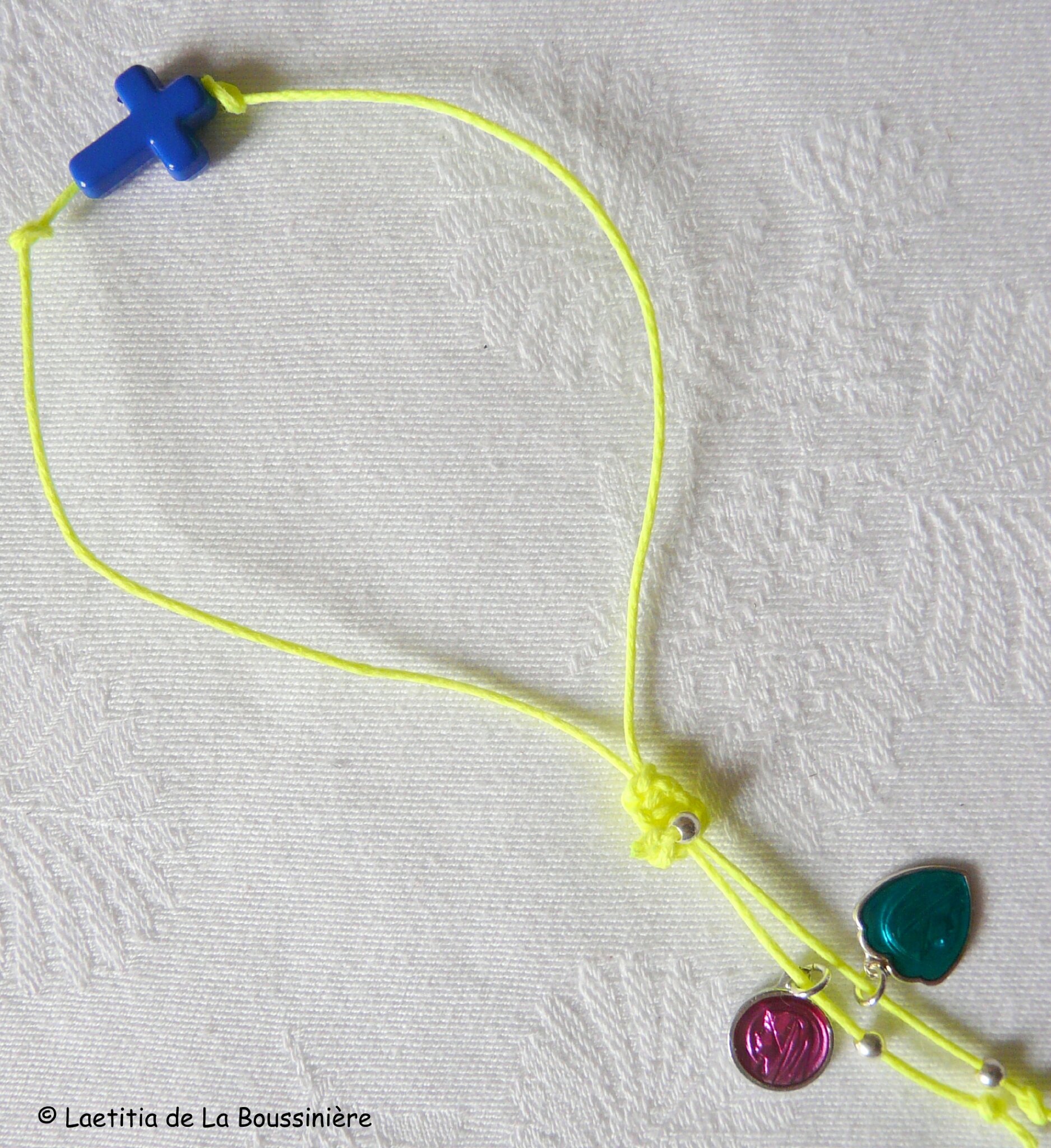 Bracelet Croix fluo (bleu roi, fil jaune fluo)