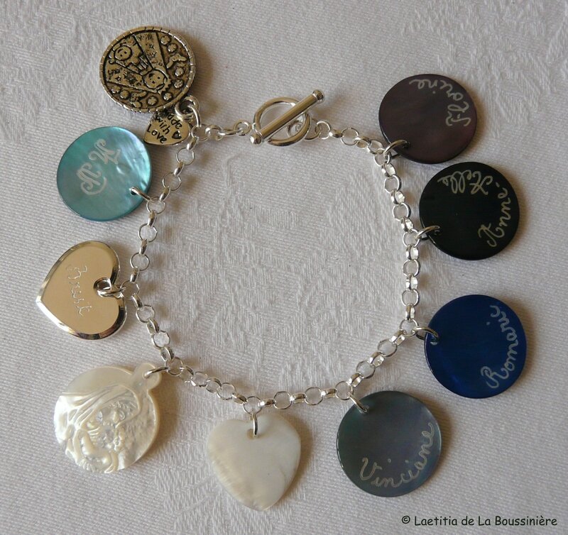 Bracelet sur chaîne argent massif composé de 5 médailles gravées, 1 coeur en argent massif, une médaille de Vierge à l'Enfant en nacre et coeur en nacre