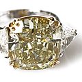 Bague en or gris et jaune, centrée d'un important diamant « fancy greenish yellow » taille coussin de 15,56 carats