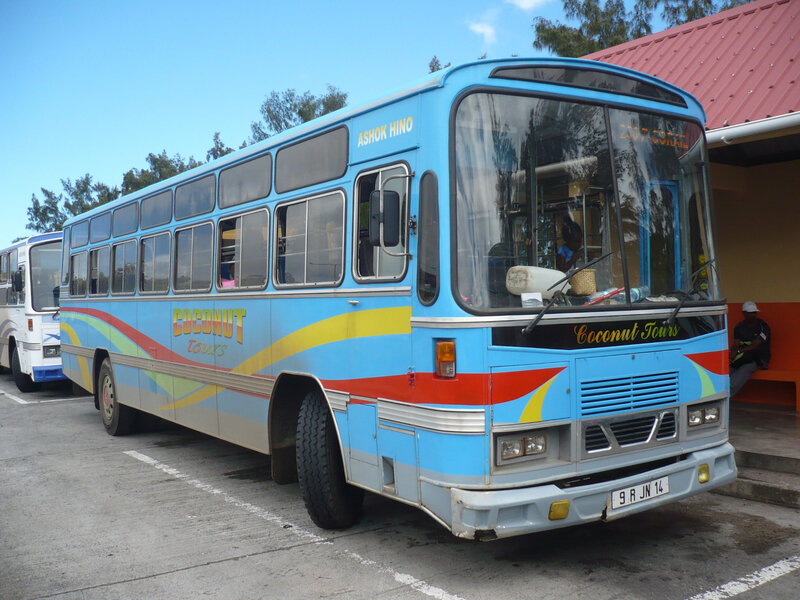 ASHOK LEYLAND Hino autobus Coconut Tours Port Mathurin (1)