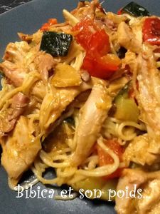 Poulet fumé et légumes au curry rouge et nouilles chinoises gros plan