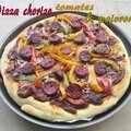 Pizza au chorizo, tomates et poivrons