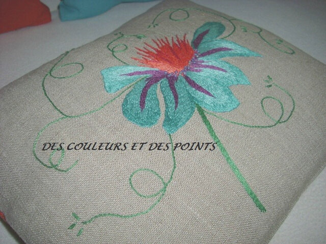 COUSSIN FLEUR BRODEE DETAIL BRODERIE 1