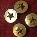 Lot de 4 magnifiques boutons en cuivre dont l'étoile est en relief