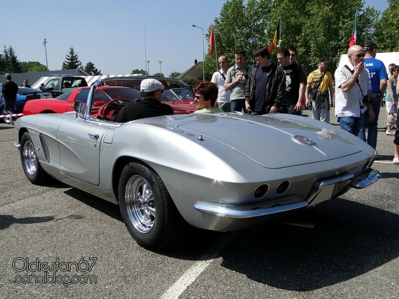 Chevrolet corvette старый