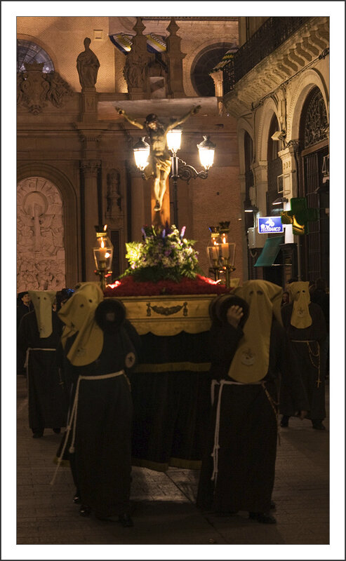 Saragosse procession char Christ face 310310 019