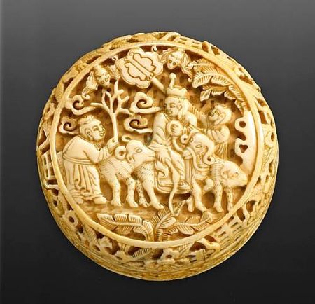 A_carved_ivory_seal_paste_box_with_figural_decoration1