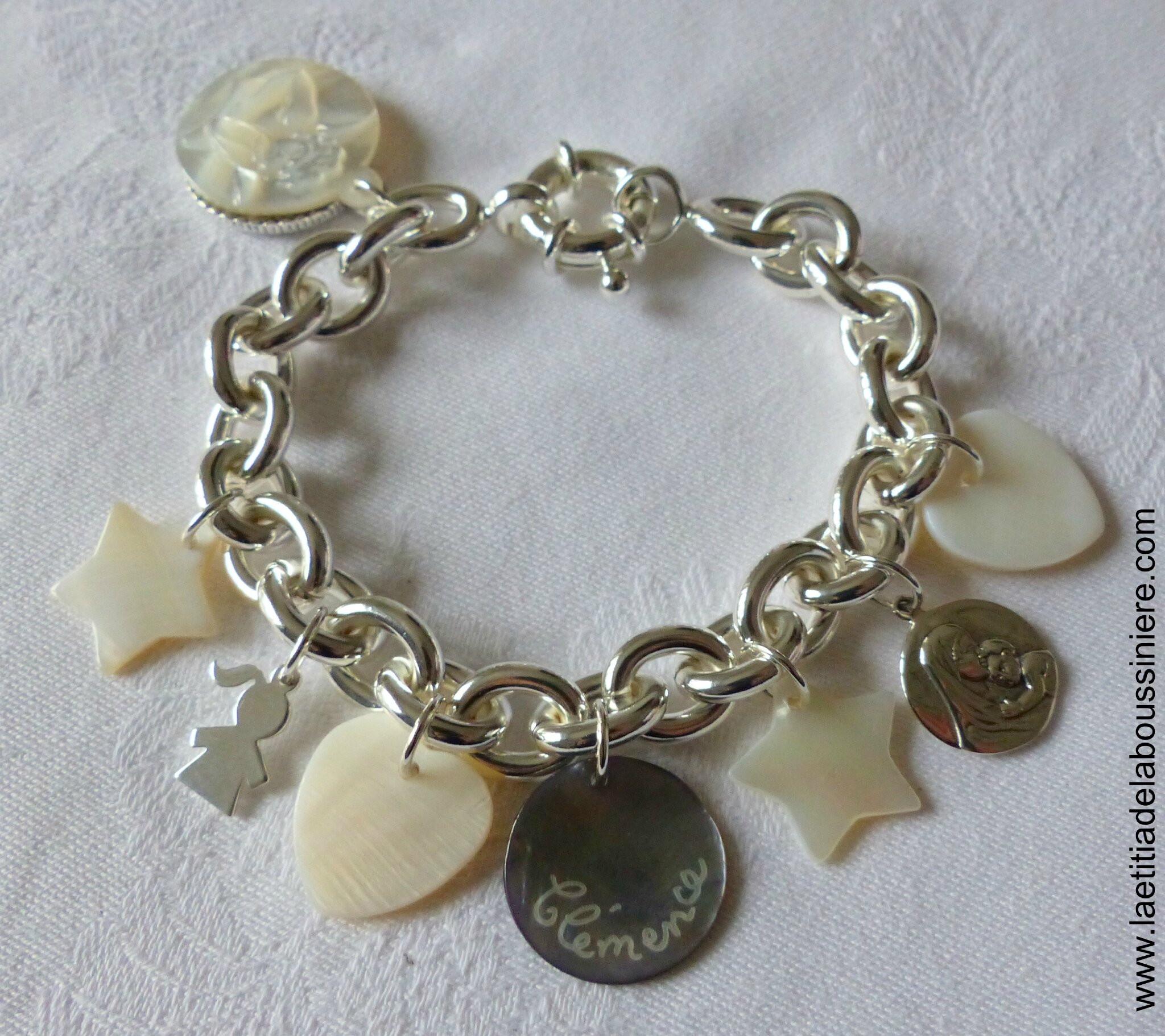 Bracelet sur chaîne plaqué argent ovales, médailles en nacre gravées et breloques