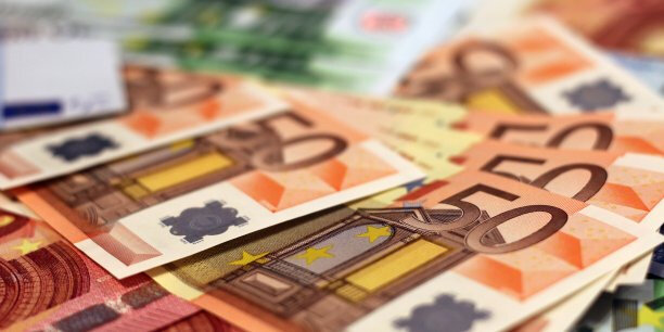 billets-de-banque-euros-argent-zone-euro-monnaie-riche