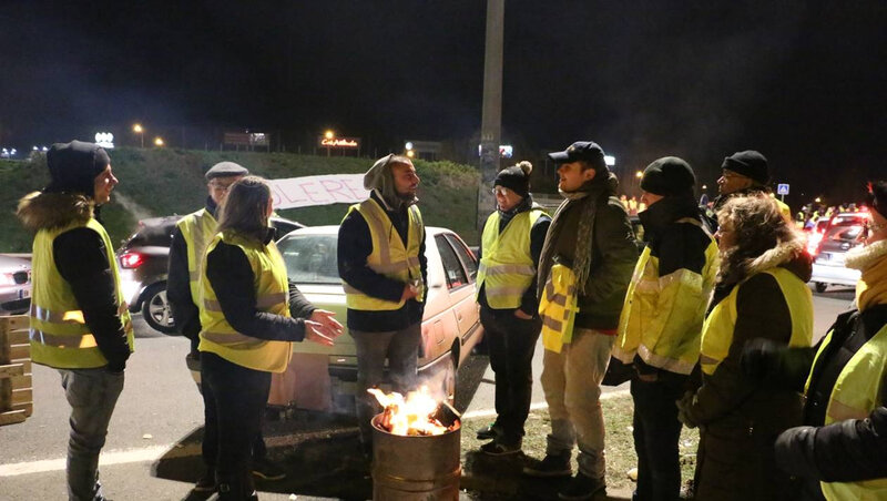f89535df0e64106c8c0c12abd5e7e512-gilets-jaunes-toujours-des-blocages-cette-nuit-autour-du-mans_8