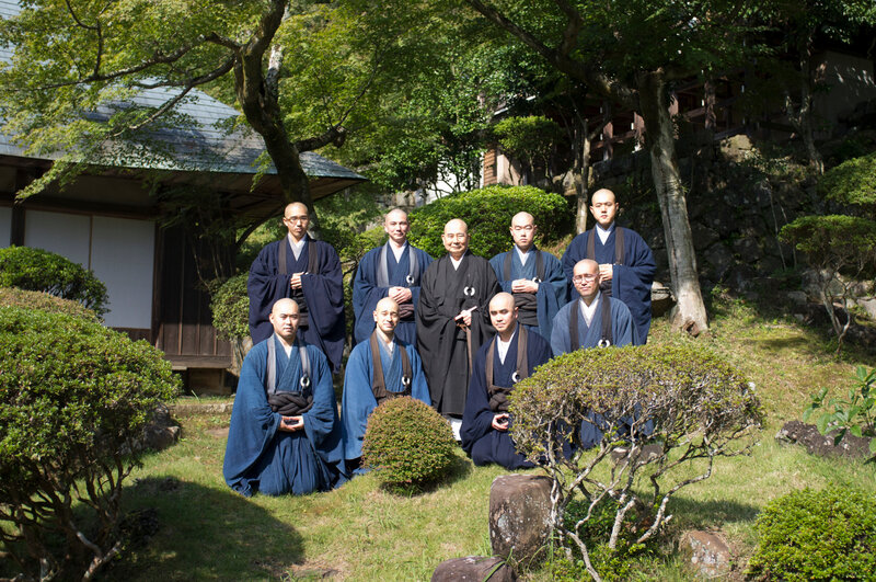 Ryutakuji 2011, l'ensemble des moines résidents