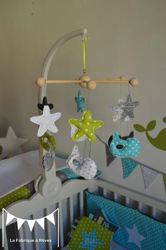 mobile éveil bébé baleine anis turquoise gris blanc étoiles décoration chambre bébé enfant 3