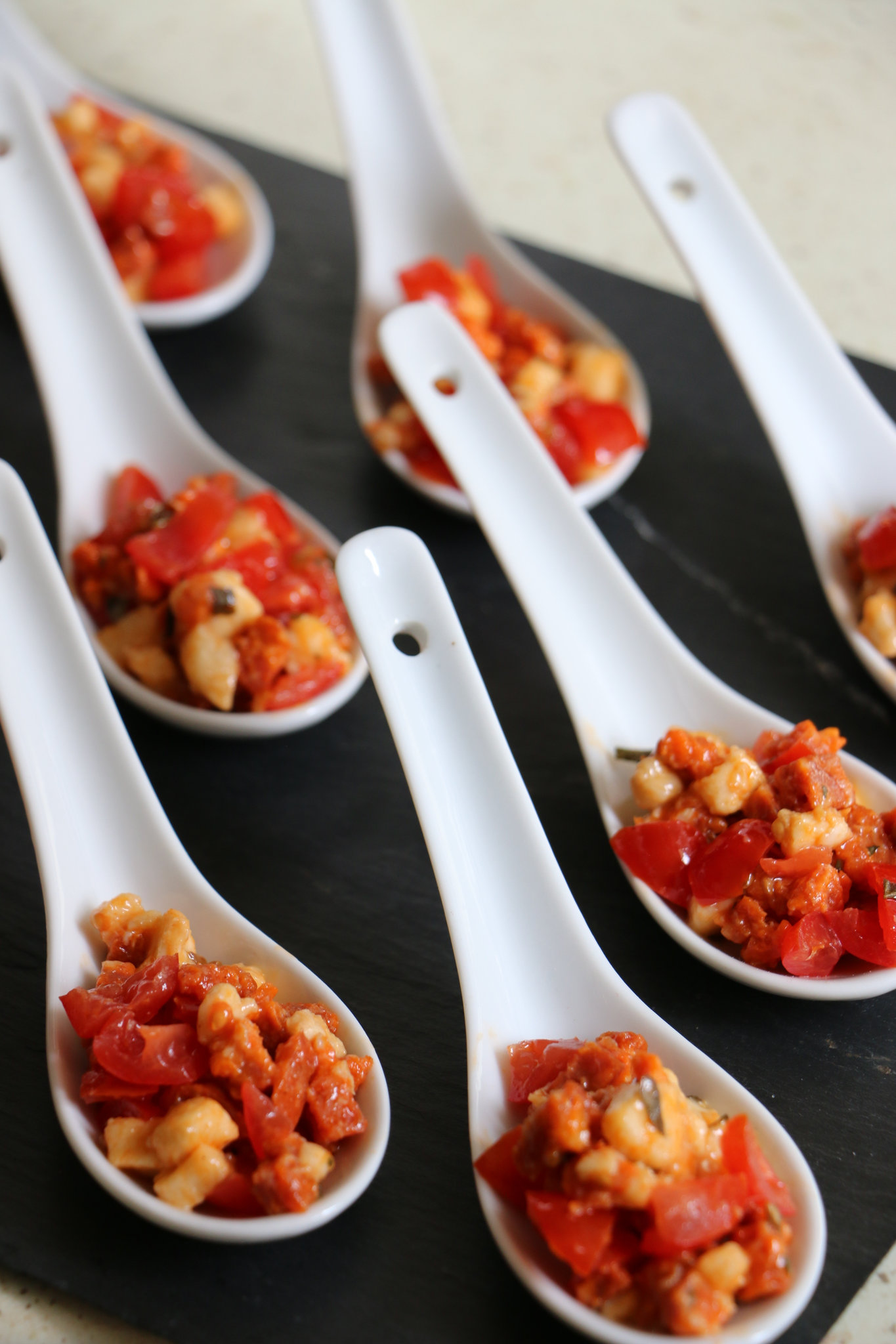 Cuillères apéritives tomates, mozza et chorizo - La cuisine de Chris