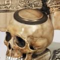 Chope d'étudiant en forme de crâne en porcelaine émaillée. Allemagne, vers 1900. photo Eve