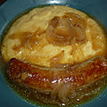 Saucisses grillees sur leur fondue d'oignons a la biere brune, puree de celeri et pommes de terre au piment d'espelette