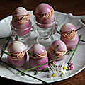 Oeufs marbres a la betterave, chapeautes de creme au saumon