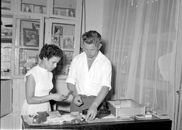 J 1956 09 02 17 Fanny et son mari au magasin Kynel