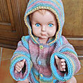 Un petit manteau de bébé au tricot