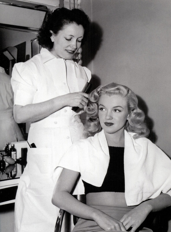 1948-04-08-Wilshire_Ebell_Theatre-hairstyle_show-MM_with_Helen_Hunt-by_Ed_Cronenweth-1