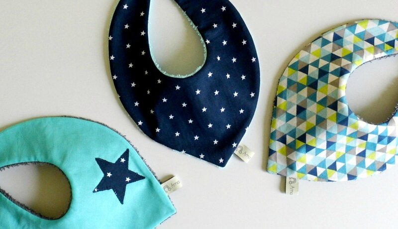 Bavoirs foulards turquoise bleu marine triangles étoiles liste de naissance créateur