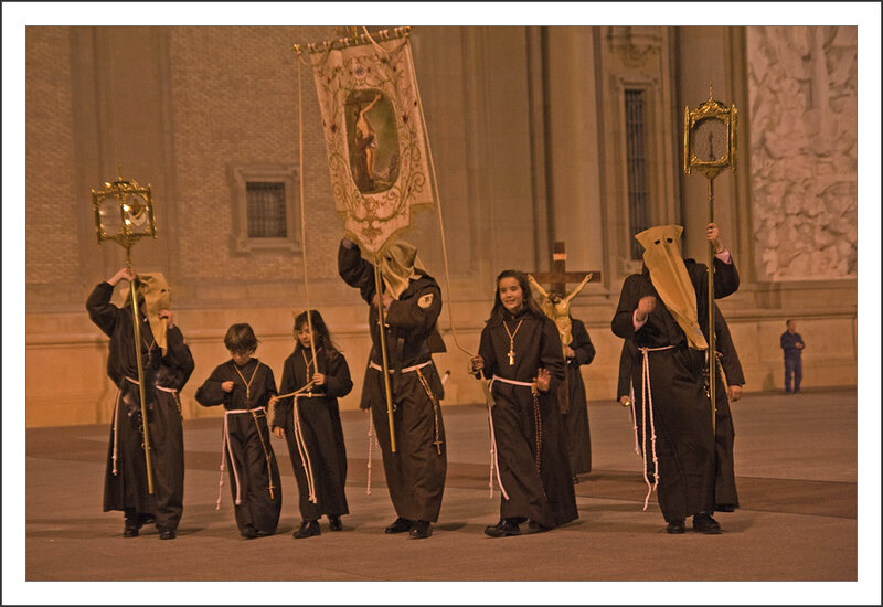 Saragosse procession ligne etendard 310310 012