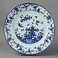 Rouen ou paris, grand plat rond à décor en camaïeu bleu dans le style chinois, début du xviiie siècle