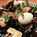 Salade champignons oreilles de judas, oeufs de caille de rouge rouge