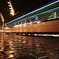 Tram filant de nuit devant la gare de Bordeaux St Jean