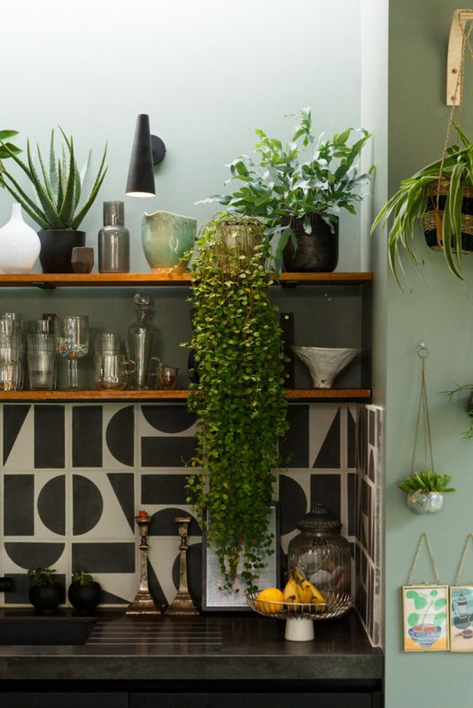 kitchen-open-shelves-black-white-tiles-nordroom-1001x1500
