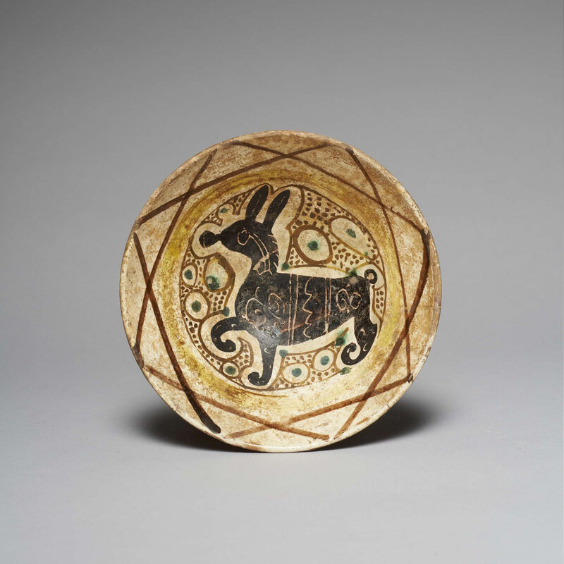 A Samanid slip-painted pottery cup with an animal, 9th-10th century. Diam. : 19,5 cm.