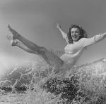 1945_beach_sitting_green_pull_mmad169