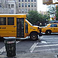 taxis, bus scolaires, tout est jaune