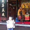 Une jeune fan de prières bouddhiste
