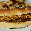 Pain à hot-dog maison et hot-dog aux oignons caramélisés