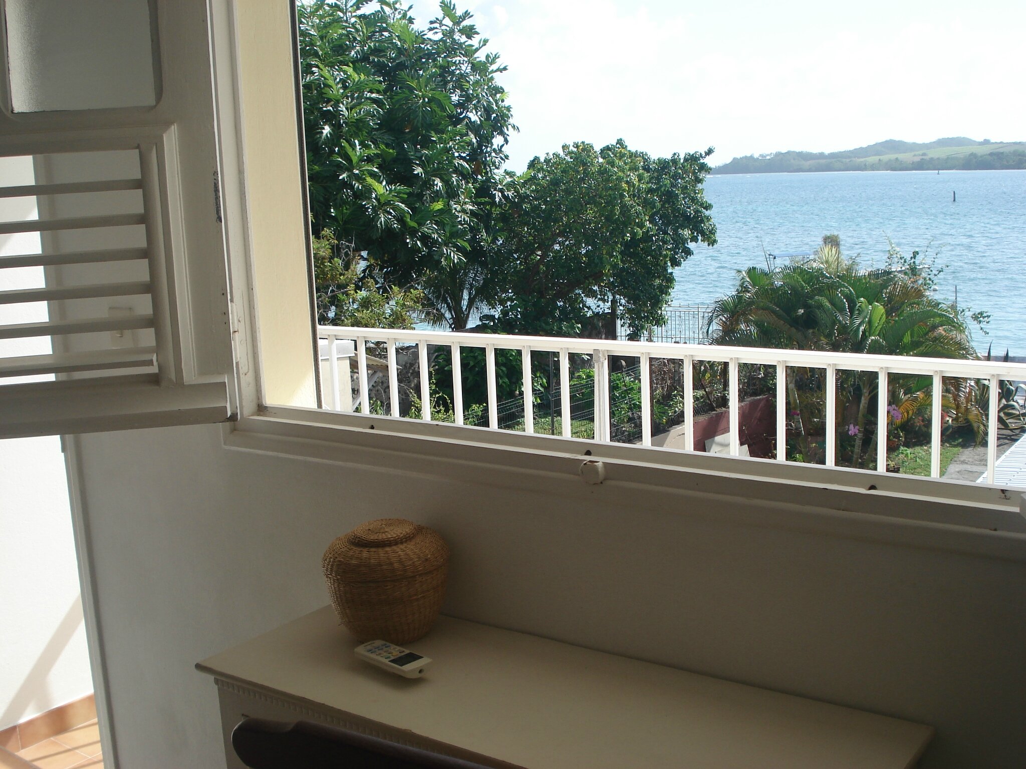 Distribution De Un Balcon Sur La Mer Balcon et vue mer - Photo de CHAMBRE D'HÔTES - LA PAPAYE VERTE