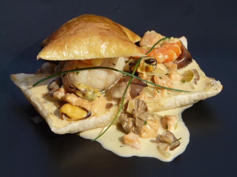 Feuilletés de fruits mer. Le gars . . . astronomique Feuilletés de fruits mer. Le gars . . . astronomique