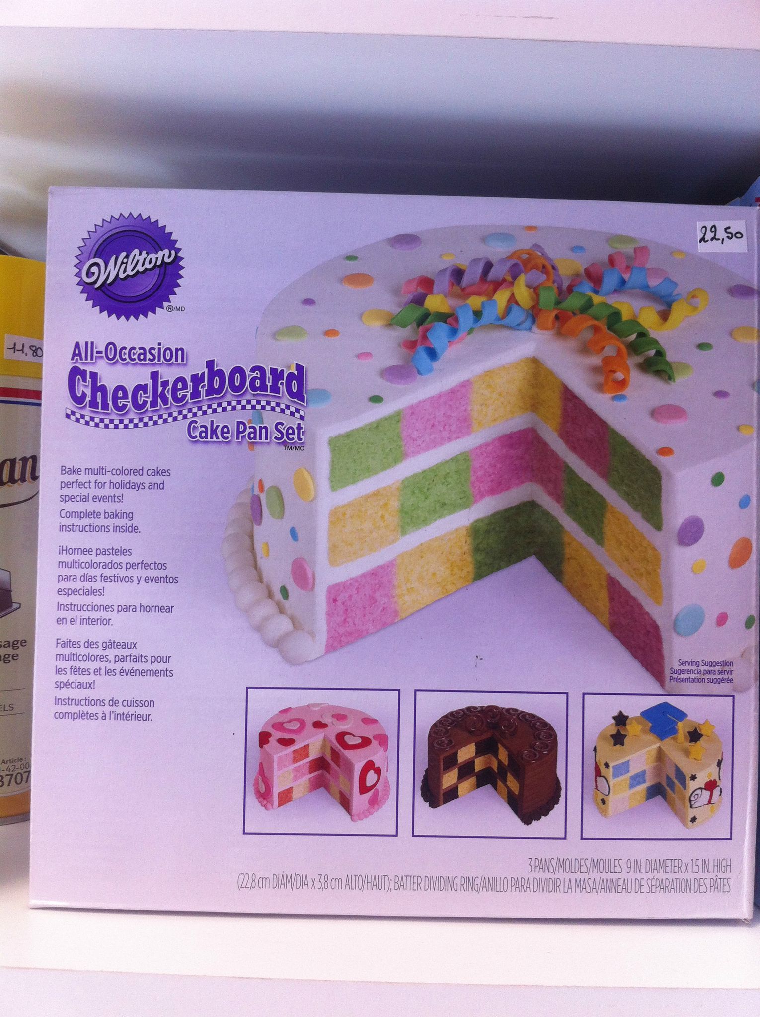 Créez un gâteau original grace à ce lot de 3 moules et leur séparateur de pâte inclus.