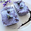 Mini cakes sucrés aux pommes de terre vitelotte, violettes cristallisées, sirop de myrtilles