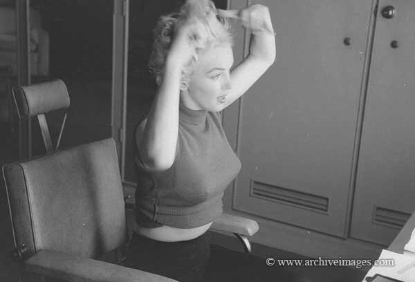 1954-LA-Make_Up-041-1-Marilyn-Monroe-MHG-MMO-P-27