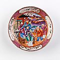Chine. deux assiettes rondes calottes en porcelaine décorée en émaux polychromes de la famille rose, xviiième siècle