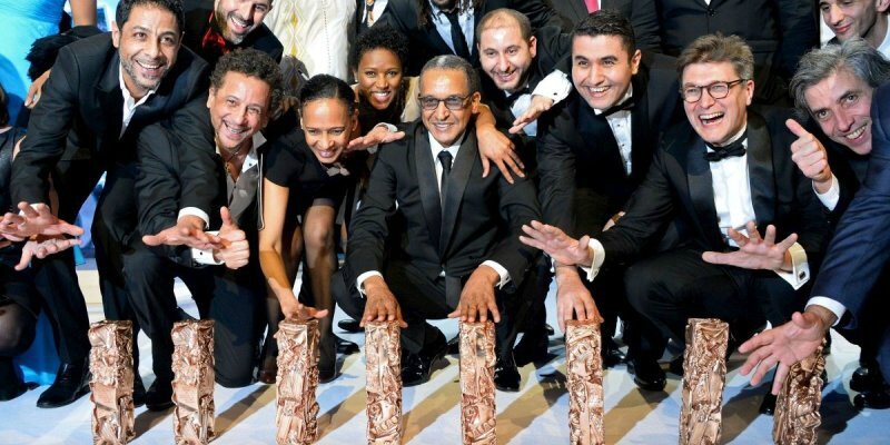 le-realisateur-abderrahmane-sissako-et-l-equipe-du-film_2496047_800x400